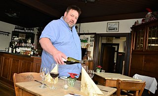 Falk Schwarzenberger vom „Alten Krug" hat seinen Abholservice wieder aktiviert. - Karin Prignitz