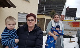 Manuela Becker (links, mit Sam), ist überwältigt von der Resonanz auf ihren Hilfeaufruf. Sabrina Galsterer nicht minder. Mit Bela auf dem Arm steht die junge Witwe vor dem Container, in dem sich bereits allerlei Gerümpel gesammelt hat.  - Marianne Schwarzer(LZ)