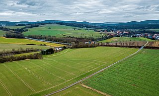 Auf diesem Areal soll künftig ein Logistikzentrum für bis zu 1500 Mitarbeiter entstehen. Im Hintergrund ist die Ortschaft Wöbbel zu sehen. - Torben Gocke Auf diesem Areal soll künftig ein Logistikzentrum für bis zu 1500 Mitarbeiter entstehen. Im Hintergrund ist die Ortschaft Wöbbel zu sehen. - Torben Gocke