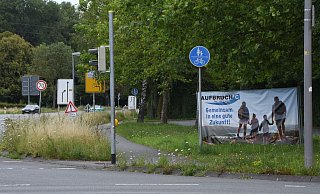 Die ersten Wahlplakate stehen an der Kreuzung Lagesche Straße/ B239. „Aufbruch C" will erstmals in den Kreistag. - Raphael Bartling