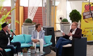 Louis Pawellek gestikuliert in bester Markus Lanz-Manier. Bei seiner ersten Schlager Talksendung bewies der lippische Schlagerstar in spe ein gewisses Moderationstalent. - Till Sadlowski