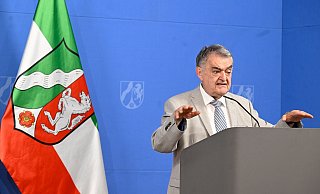 Nordrhein-Westfalens Innenminister Herbert Reul bei einer Pressekonferenz in der Staatskanzlei. - Roberto Pfeil/dpa Nordrhein-Westfalens Innenminister Herbert Reul bei einer Pressekonferenz in der Staatskanzlei. - Roberto Pfeil/dpa