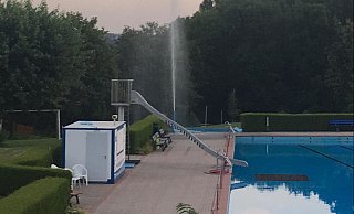 Wasser schießt im Freibad Bösingfeld-Asmissen in die Höhe. - Marcus Riesmeier Wasser schießt im Freibad Bösingfeld-Asmissen in die Höhe. - Marcus Riesmeier