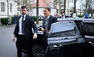 Gesundheitsminister Karl Lauterbach (SPD) wird als Mitglied der Bundesregierung von Personenschützern des Bundeskriminalamtes begleitet. (Archivbild) - Bernd von Jutrczenka/dpa-Pool/dpa Gesundheitsminister Karl Lauterbach (SPD) wird als Mitglied der Bundesregierung von Personenschützern des Bundeskriminalamtes begleitet. (Archivbild) - Bernd von Jutrczenka/dpa-Pool/dpa