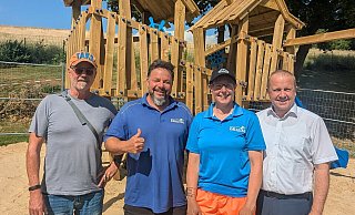 Freuen sich &uuml;ber die neue Spielturm-Landschaft im Freibad Kalletal: Der Vorsitzende des Freibadvereins, Uwe Kahmann (von links), das Freibad-Team mit Markus Burmester und Denise H&ouml;gel sowie B&uuml;rgermeister Mario Hecker. - Gemeinde Kalletal