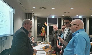 Kämmerer Hubertus Fricke (von links) und Bürgermeisterin Monika Rehmert diskutieren mit den Fraktionschefs Karl-Heinz Sievert (SPD), Manfred Stoller (UWE), Jannik Rehmsmeier (FDP) und CDU-Fraktionsvize Dr. Hermann Paulus. - Sylvia Frevert