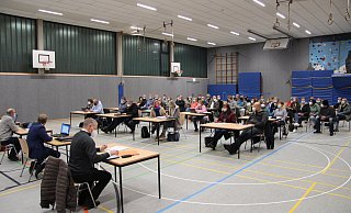 Zur Sitzung des Ausschusses am Mittwochabend in der Mehrzweckhalle Alverdissen kamen rund 40 Besucher. Sie wollten wissen, was mit dem Grundschulstandort im Dorf nun passiert. - Nadine Uphoff