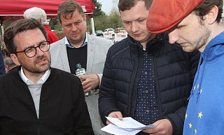 Thomas Kutschaty (von links) im Gespräch mit dem Kandidaten Alexander Baer, dem Lemgoer Stadtverbandsvorsizenden Julien Thiede und Nordine Hupfer, dem Vorsitzenden der Juso-Hochschulgruppe. - Martin Hostert