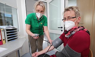 Blutdruckmessen gehört zur Arbeit in der Pflege, wie Karin Wenke (links) und Jutta Wenzel zeigen. - Jens Rademacher