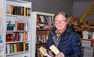Rund 750 Bücher lagert Janke Waltking (78) mittlerweile in den Bücherschränken auf ihrem Grundstück in Pivitsheide. Von nah und fern kommen Menschen zu ihr, um sich Bücher auszuleihen oder zu verschenken. - Raphael Bartling Rund 750 Bücher lagert Janke Waltking (78) mittlerweile in den Bücherschränken auf ihrem Grundstück in Pivitsheide. Von nah und fern kommen Menschen zu ihr, um sich Bücher auszuleihen oder zu verschenken. - Raphael Bartling