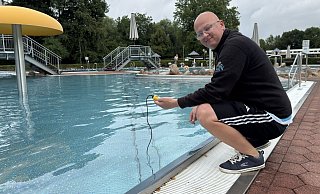 Sven Prochnow leitet die Bäderbetriebe der Stadtwerke Bad Salzuflen. Mit 16 Jahren hat er angefangen als Rettungsschwimmer zu jobben. Hier misst er die Wassertemeparatur im Bega-Bad. - Sven Kienscherf