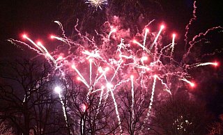 Spektakuläres Feuerwerk. Das Höhenfeuerwerk kommt nach 5 Jahren Abstinenz wieder bestens bei den Gästen an. - Thomas Krügler Spektakuläres Feuerwerk. Das Höhenfeuerwerk kommt nach 5 Jahren Abstinenz wieder bestens bei den Gästen an. - Thomas Krügler