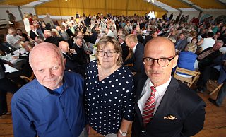 Hans Groth (links) mit Iris Schön und Gastredner Jürgen Osterhage bei der 50-Jahr-Feier im August. - Jens Rademacher