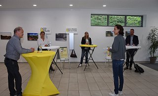 LZ-Redakteurin Katrin Kantelberg (2. von rechts) spricht mit den Kandidaten (von links) Martin Grohnert (SPD), Ewa Hermann (Grüne), Michaela Lehnert (parteilos) und Friso Veldink (CDU) über Dörentrups Zukunft. - Raphael Bartling