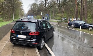 Bei der Kollision im Gegenverkehr ist ein Fahrzeuginsasse verletzt worden. - Freitag Medien Gruppe Bei der Kollision im Gegenverkehr ist ein Fahrzeuginsasse verletzt worden. - Freitag Medien Gruppe