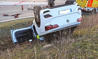 Am neuen Kreisel in Barntrup ist das Auto von der Straße abgekommen und auf dem Dach gelandet. - Feuerwehr Barntrup Am neuen Kreisel in Barntrup ist das Auto von der Straße abgekommen und auf dem Dach gelandet. - Feuerwehr Barntrup
