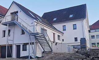 Warum der Umbau des Gebäudes Mittelstraße 32 in Bösingfeld - hier die Rückansicht von der Nordstraße - die Gemeinde weitere 400.000 Euro kostet, soll aufgeklärt werden. - Sylvia Frevert Warum der Umbau des Gebäudes Mittelstraße 32 in Bösingfeld - hier die Rückansicht von der Nordstraße - die Gemeinde weitere 400.000 Euro kostet, soll aufgeklärt werden. - Sylvia Frevert