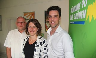 Stellen sich bei der Stichwahl des Landrats hinter Lehmann: (von links) Grünen-Kreistags-Fraktionschef Werner Loke sowie die beiden Kreistagssprecher Dr. Inga Kretzschmar und Robin Wagener. - Martin Hostert