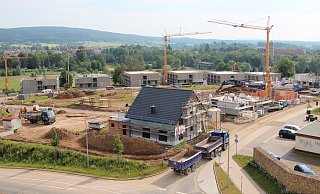 2018 war es noch eine Baustelle. Am Lüttfeld sind mittlerweile Einfamilienhäuser und Mehrfamilienhäuser, vorwiegend für Studenten, bezogen. - Till Brand