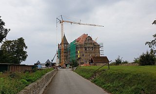 Die Burg Schwalenberg ist bereits seit einiger Zeit einer Baustelle. Das Dach wird neu eingedeckt. Bei der Sanierungsmaßnahme sind nun auch beschädigte Dachbalken entdeckt worden, wodurch es zu Verzögerungen kommt. Die Baustelle bleibt mindestens bis Anfang Dezember bestehen. - M. Steinkamp