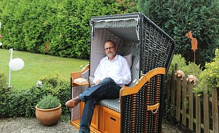 Maik Schlicht verbringt seine freie Zeit am liebsten Zuhause. Einer seiner Lieblingsplätze ist der Strandkorb auf seiner Terrasse. Hier sitzt und liest zum Beispiel einen Krimi.  - Bildrechte: Maik Schlicht