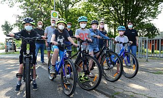 Janne, Emil, Paul, Magdalena und Valentina (vorne, von links), Schulleiter Jörg Franz, Stephan Birkel und Sebastian Henjes vom Förderverein, Lehrerin Julia Stuppek, Ayse Bali vom Fahrradhaus Becker (hinten, von links) mit den Neuanschaffungen. - Nicole Ellerbrake