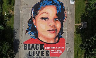 Der Name der 26-jährigen Breonna Taylor wurde zu einem Symbol der Bewegung gegen Rassismus und Polizeigewalt. (Archivbild) - Julio Cortez/AP/dpa Der Name der 26-jährigen Breonna Taylor wurde zu einem Symbol der Bewegung gegen Rassismus und Polizeigewalt. (Archivbild) - Julio Cortez/AP/dpa