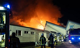 Fast zwei Stunden nach Ankunft der Feuerwehr schlugen immer noch meterhohe Flammen aus dem Dach. - Freitag-TV