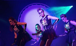 Carolin Erper tauchte mit den „Reaper and Bones" vor zwei Jahren in das schwarze Licht auf der Bühne des Berlebecker Karnevals. Auch in diesem Jahr wird es bei der Grün-Weißen Nacht ein buntes Showprogramm und einen Kostümwettbewerb geben. - Torben Gocke