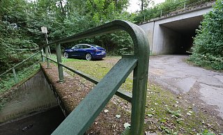 Unter dem Damm der Ostwestfalenstraße gibt es im Süden des Beller Feldes einen Durchlass für einen landwirtschaftliche genutzten Fahrweg. Darunter wird die Napte durch den Damm geführt. Das Volumen beider Durchlässe ist groß. Im Fahrweg-Durchlass allein hätte ein Euro-Sattelzug ("30-Tonner") oder ein Mähdrescher Platz. (Pkw zum Größenvergleich) - Jost Wolf Unter dem Damm der Ostwestfalenstraße gibt es im Süden des Beller Feldes einen Durchlass für einen landwirtschaftliche genutzten Fahrweg. Darunter wird die Napte durch den Damm geführt. Das Volumen beider Durchlässe ist groß. Im Fahrweg-Durchlass allein hätte ein Euro-Sattelzug ("30-Tonner") oder ein Mähdrescher Platz. (Pkw zum Größenvergleich) - Jost Wolf