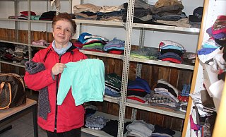 Astrid Stebani hilft beim Sortieren der Sachen in der Kleiderkammer. Sie hofft, dass sich die Regale bald wieder mit mehr Kleidung für Kinder und Jugendliche füllen werden. - Michaela Weiße Astrid Stebani hilft beim Sortieren der Sachen in der Kleiderkammer. Sie hofft, dass sich die Regale bald wieder mit mehr Kleidung für Kinder und Jugendliche füllen werden. - Michaela Weiße