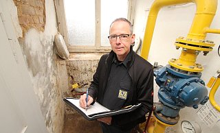 Elektromeister Rainer Jung im sanierungsbedürftigen Souterrain der Grundschule Bösingfeld, das nun modernisiert wird. - Jens Rademacher Elektromeister Rainer Jung im sanierungsbedürftigen Souterrain der Grundschule Bösingfeld, das nun modernisiert wird. - Jens Rademacher