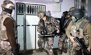 Türkische Polizisten nahmen 33 Razzien vor (Archivfoto). - Mahir Alan/AP/dpa Türkische Polizisten nahmen 33 Razzien vor (Archivfoto). - Mahir Alan/AP/dpa