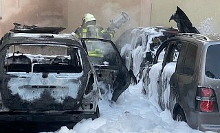 Die drei brennenden Fahrzeuge wurden mit einem umfassenden Schaumangriff gelöscht. - Daniel Hobein / Feuerwehr Bad Salzuflen Die drei brennenden Fahrzeuge wurden mit einem umfassenden Schaumangriff gelöscht. - Daniel Hobein / Feuerwehr Bad Salzuflen