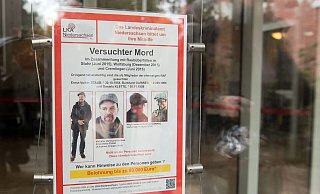 Das LKA Niedersachsen sucht mit einem Fahndungsplakat nach zwei ehemaligen Mitgliedern der Rote-Armee-Fraktion. - Julian Stratenschulte/dpa Das LKA Niedersachsen sucht mit einem Fahndungsplakat nach zwei ehemaligen Mitgliedern der Rote-Armee-Fraktion. - Julian Stratenschulte/dpa