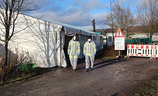 Freiwillige Helfer verlassen das Diagnosezelt am Hangar 21 in Detmold. - Kreis Lippe Freiwillige Helfer verlassen das Diagnosezelt am Hangar 21 in Detmold. - Kreis Lippe