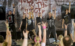 Saskia Thode (3.v.l.) zeigt, wie's geht: Yoga in Wacken. - Foto: Axel Heimken Saskia Thode (3.v.l.) zeigt, wie's geht: Yoga in Wacken. - Foto: Axel Heimken
