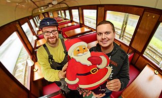 Golo Kahlert (links), Vorsitzender des Vereins Landeseisenbahn Lippe, und Maurice Ansorge mit dem Nikolaus im historischen Express. Foto: Nicole Ellerbrake - Nicole Ellerbrake Golo Kahlert (links), Vorsitzender des Vereins Landeseisenbahn Lippe, und Maurice Ansorge mit dem Nikolaus im historischen Express. Foto: Nicole Ellerbrake - Nicole Ellerbrake