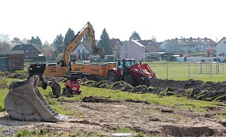 Die Bagger sind am ehemaligen Engländer-Sportplatz am Vogelsang im Einsatz – Vorbereitungen für den Neubau der Astrid-Lindgren-Schule. - Carolin Brokmann-Förster