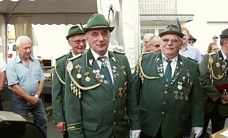 Als neuer Schützenkönig trägt Michael Gebel die Siegernadel an der Krawatte, die ihm von Horst Rothhardt vom Schießvorstand angesteckt wurde (von links). - Wulf Daneyko Als neuer Schützenkönig trägt Michael Gebel die Siegernadel an der Krawatte, die ihm von Horst Rothhardt vom Schießvorstand angesteckt wurde (von links). - Wulf Daneyko