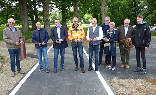 Bauleiter Klaus Beckmann, Ortsinitiator Ulrich Beukenbusch, Landrat Dr. Axel Lehmann, Thomas Lange (Straßen.NRW), Bürgermeister Heinz-Dieter Krüger, Sponsorenvertreter mit dem Vorsitzenden des Vereins "Ländlicher Raum aktiv" Heribert Gensicki. - Wolfgang Diekmann/Ländlicher Raum aktiv Bauleiter Klaus Beckmann, Ortsinitiator Ulrich Beukenbusch, Landrat Dr. Axel Lehmann, Thomas Lange (Straßen.NRW), Bürgermeister Heinz-Dieter Krüger, Sponsorenvertreter mit dem Vorsitzenden des Vereins "Ländlicher Raum aktiv" Heribert Gensicki. - Wolfgang Diekmann/Ländlicher Raum aktiv