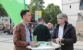 Robin Wagener und Sven Giegold im Gespräch auf dem Detmolder Marktplatz. - Karolina Schmidt