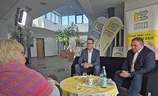 Astrid Sewing fühlt Matthias Kalkreuter (SPD, links) und Frederik Topp (CDU) bei der Lokalrunde auf den Zahn. - Lorraine Brinkmann Astrid Sewing fühlt Matthias Kalkreuter (SPD, links) und Frederik Topp (CDU) bei der Lokalrunde auf den Zahn. - Lorraine Brinkmann