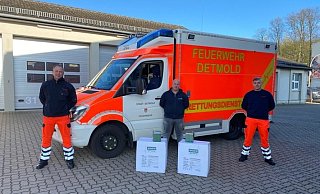 Andreas Donath (links) und Waldemar Holzwert (rechts) freuen sich &uuml;ber die gro&szlig;z&uuml;gige Spende von Christoph Bonensteffen (Mitte). - Feuerwehr Detmold