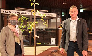 Monika Rehmert erhält von ihrem Nachfolger im Bürgermeisteramt zum Abschied einen Apfelbaum. - Carolin Brokmann-Förster Monika Rehmert erhält von ihrem Nachfolger im Bürgermeisteramt zum Abschied einen Apfelbaum. - Carolin Brokmann-Förster