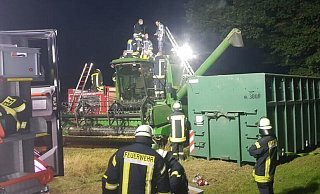 Die Feuerwehr in Schieder Schwalenberg musste eine eingeklemmte Person aus einem Mähdrescher befreien. - Feuerwehr Schieder-Schwalenberg