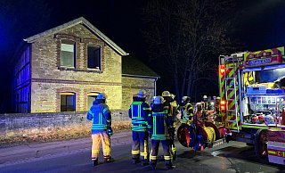 Vor dem Einsatzort steht das Löschfahrzeug der hauptamtlichen Kräfte der Freiwilligen Feuerwehr Bad Salzuflen. - Daniel Hobein / Feuerwehr Bad Salzuflen Vor dem Einsatzort steht das Löschfahrzeug der hauptamtlichen Kräfte der Freiwilligen Feuerwehr Bad Salzuflen. - Daniel Hobein / Feuerwehr Bad Salzuflen