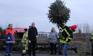 In verschiedenen Kategorien können die Teilnehmer ihr Geschick beim Tannenbaumweitwurf der Freiwilligen Feuerwehr unter Beweis stellen. Archivfoto: Anna Muer - Anna Muer