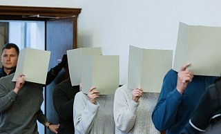 Die fünf angeklagten Polizeibeamtinnen und -beamten kommen in den Gerichtssaal des Landgerichts. - Rolf Vennenbernd/dpa Die fünf angeklagten Polizeibeamtinnen und -beamten kommen in den Gerichtssaal des Landgerichts. - Rolf Vennenbernd/dpa