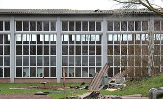 Orkan „Friederike" hatte der alten Halle im Januar 2018 zugesetzt. Eine Renovierung kommt nicht mehr in Frage – seitdem ist die hintere Sporthalle gesperrt. - Till Brand